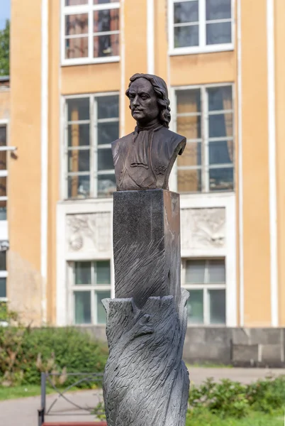 Busto de Pedro en el jardín botánico. San Petersburgo . — Foto de Stock