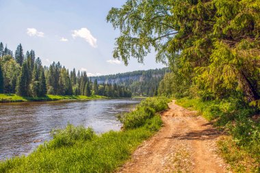 Usva nehri, kayalık Usvinskie sütunlarına bakıyor. Perma Bölgesi. - Rusya. 22 Haziran 2021