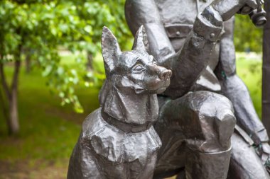 Servis köpeği. Rus sınır muhafızlarına ait anıtın bir parçası. Zafer Parkı. Galyano-Gorbunovsky massif. Nizhny Tagil. Sverdlovsk bölgesi. - Rusya. 08 Haziran 2021