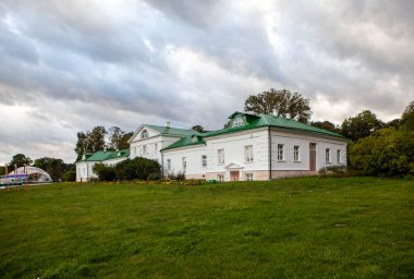 Bogoroditsk şehrinin çevresi ve cazibesi. Bogoroditsk Sarayı ve park topluluğu. Bogoroditsk. Tula bölgesi. - Rusya. 3 Eylül 2021