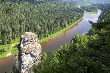 Usva Nehri 'ne bakan resmedilmiş Şeytan' ın Parmağı kayası. Massif Usvinskie Sütunları. Perma Bölgesi. - Rusya. 22 Haziran 2021
