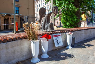 Coronavirüsten ölen doktorların anısına bir anıt-melek. Karpovka Nehri 'nin seti. Aziz Petersburg. - Rusya. 18 Temmuz 2021