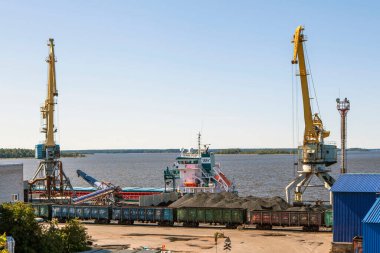 Kömür yükleme ve boşaltma. Ticari liman. Vyborg. Leningrad bölgesi. - Rusya. 04 Ağustos 2021