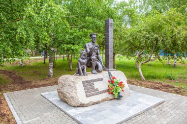 Rus sınır muhafızlarının anıtı. Zafer Parkı. Galyano-Gorbunovsky massif. Nizhny Tagil. Sverdlovsk bölgesi. - Rusya. 08 Haziran 2021