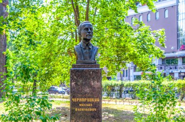 Doktor Chernorutsky 'nin anıtı, Mikhail Vasilievich. Birinci Tıp Fakültesi Meydanı I.P. Pavlov. Aziz Petersburg. - Rusya. 18 Temmuz 2021