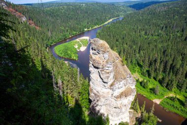 Usva Nehri 'ne bakan resmedilmiş Şeytan' ın Parmağı kayası. Massif Usvinskie Sütunları. Perma Bölgesi. - Rusya. 22 Haziran 2021