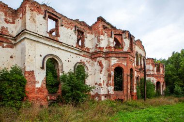 Potemkin 'in sarayının kalıntıları. Güney tarafından görüntüle. Gostilitsa Malikanesi. Gostilitsy köyü. Lomonosov bölgesi. Leningrad bölgesi. - Rusya. 14 Ağustos 2021