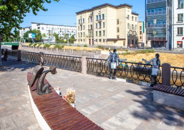 Coronavirüsten ölen doktorların anısına bir anıt-melek. Karpovka Nehri 'nin seti. Aziz Petersburg. - Rusya. 18 Temmuz 2021