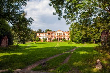 Potemkin 'in sarayının kalıntıları. Gostilitsa Malikanesi. Gostilitsy köyü. Lomonosov bölgesi. Leningrad bölgesi. - Rusya. 14 Ağustos 2021