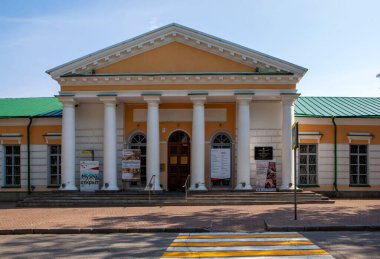 Udmurt Cumhuriyeti Ulusal Müzesi Kuzebay Gerd 'in adını almıştır. Izhevsk Silah Fabrikası 'nın eski cephaneliği. Kuzey (Merkez) girişi. İzhevsk. Udmurtia. - Rusya. 23 Haziran 2021