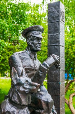 Rus sınır muhafızlarının anıtı. Zafer Parkı. Galyano-Gorbunovsky massif. Nizhny Tagil. Sverdlovsk bölgesi. - Rusya. 08 Haziran 2021