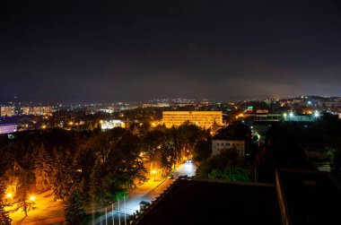 Pyatigorsk, Kosta Khetagurov caddesi ve şehir yönetim binasının gece görüşü. Pyatigorsk 'ta. Stavropol bölgesi. - Rusya. 23 Mayıs 2021