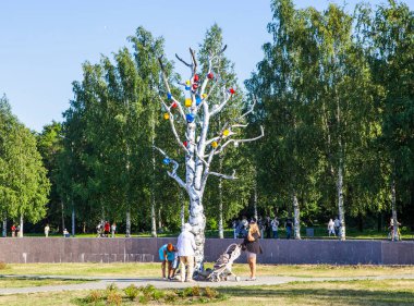 Dilek ağacı, Onega Gölü 'nün kenarındaki bir park heykelidir. Petrozavodsk. Karelia Cumhuriyeti. - Rusya. 10 Temmuz 2021