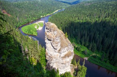 Usva Nehri 'ne bakan resmedilmiş Şeytan' ın Parmağı kayası. Massif Usvinskie Sütunları. Perma Bölgesi. - Rusya. 22 Haziran 2021