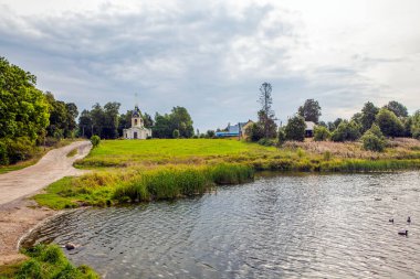 Kutsal Hayat Veren Üçleme Kilisesi. Kuzeydoğu tarafından görüntü al. Gostilitsy köyü. Lomonosov bölgesi. Leningrad bölgesi. - Rusya. 14 Ağustos 2021
