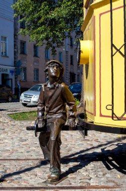 Vyborg tramvayı anıtının bir parçası. Kaçak bir çocuk heykeli (