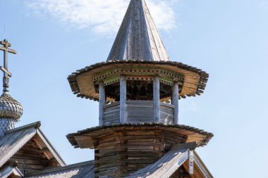 Başmelek Michael 'ın şapelinin çan kulesindeki zilleri çalan çan çalıcısı. Kizhi Adası. Karelia Cumhuriyeti. - Rusya. 11 Temmuz 2021