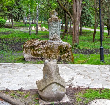 Lazarevsky Meydanı 'nda bir kartal ve ayı heykeli. Pyatigorsk 'ta. Stavropol bölgesi. - Rusya. 24 Mayıs 2021