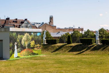 Panzerlax kalesinin ara sokağındaki heykeller. Vyborg. Leningrad bölgesi. - Rusya. 04 Ağustos 2021