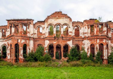 Potemkin 'in sarayının kalıntıları. Doğu yakasından bak. Gostilitsa Malikanesi. Gostilitsy köyü. Lomonosov bölgesi. Leningrad bölgesi. - Rusya. 14 Ağustos 2021