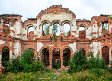 Potemkin 'in sarayının kalıntıları. Doğu yakasından bak. Gostilitsa Malikanesi. Gostilitsy köyü. Lomonosov bölgesi. Leningrad bölgesi. - Rusya. 14 Ağustos 2021