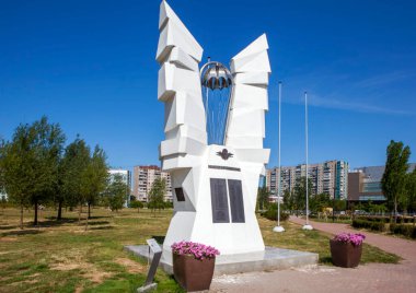 76. Pskov hava indirme tümeninin 6. bölüğünün paraşütçülerinin anıtı. Dövüş Kardeşliği Parkı. Aziz Petersburg. - Rusya. 26 Temmuz 2021