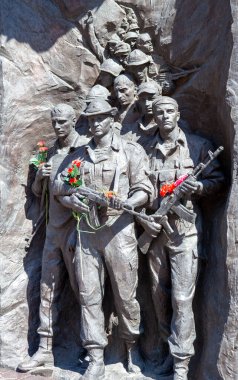 Sovyet birliklerinin Afganistan 'dan çekilmesinin 25. yıldönümüne adanmış asker-uluslararası milliyetçiler anıtı. Dövüş Kardeşliği Parkı. Aziz Petersburg. - Rusya. 26 Temmuz 2021