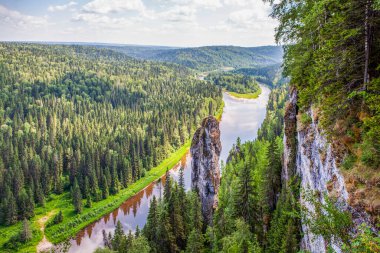 Usva Nehri 'ne bakan resmedilmiş Şeytan' ın Parmağı kayası. Massif Usvinskie Sütunları. Perma Bölgesi. - Rusya. 22 Haziran 2021