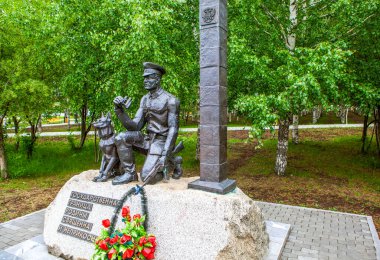 Rus sınır muhafızlarının anıtı. Zafer Parkı. Galyano-Gorbunovsky massif. Nizhny Tagil. Sverdlovsk bölgesi. - Rusya. 08 Haziran 2021
