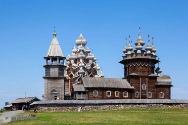 Tanrı 'nın Şekil Değiştirme Kilisesi, Bakire Kilisesi ve çan kulesi. Kizhi Adası. Karelia Cumhuriyeti. - Rusya. 11 Temmuz 2021