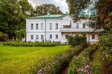 Bogoroditsk şehrinin çevresi ve cazibesi. Bogoroditsk Sarayı ve park topluluğu. Bogoroditsk. Tula bölgesi. - Rusya. 3 Eylül 2021