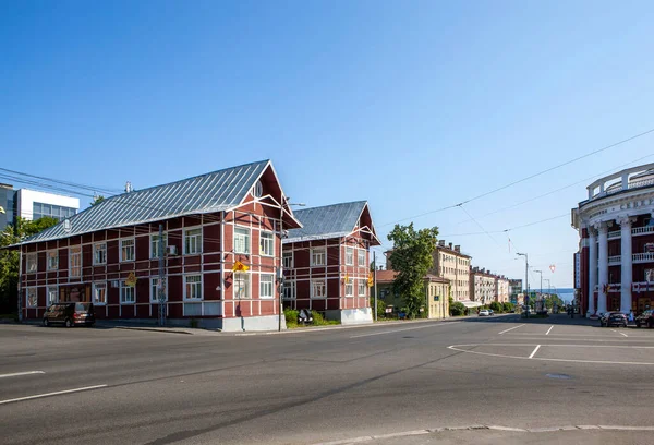 レーニン通りの木造住宅番号22A スタイル 北部の木造現代 ペトロザヴォドスク カレリア共和国 ロシアだ 2021年7月11日 — ストック写真