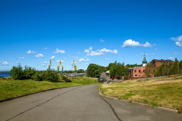町役場の塔を望む商業海港の領土 ヴィボルグ レニングラード地方 ロシアだ 2021年8月4日 — ストック写真