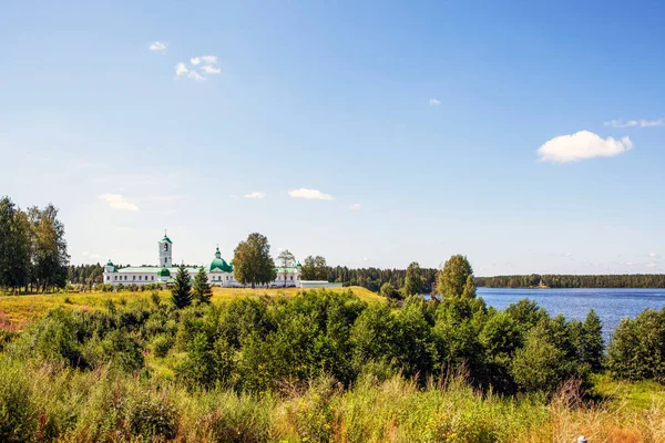 ロッシンスキー湖と聖三位一体アレキサンダー スヴィルスキー修道院 スタラヤ スロボダの村 ロディノポルスキー地区 レニングラード地方 ロシアだ 2021年7月12日 — ストック写真