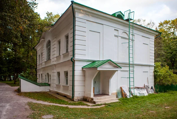 Bogoroditsk şehrinin çevresi ve cazibesi. Bogoroditsk Sarayı ve park topluluğu. Bogoroditsk. Tula bölgesi. - Rusya. 3 Eylül 2021