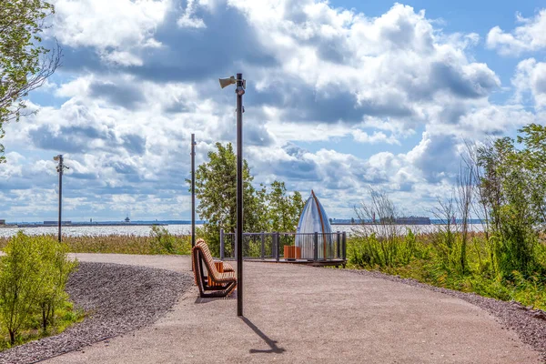安静的娱乐场所和一个有池塘的苹果园 博物馆和历史公园 要塞岛 Kronstadt 圣彼得堡 俄罗斯 2021年8月3日 — 图库照片