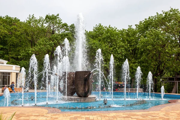 Una Fuente Con Círculos Sala Bombas Cerca Fuente Smirnovsky Parque — Foto de Stock