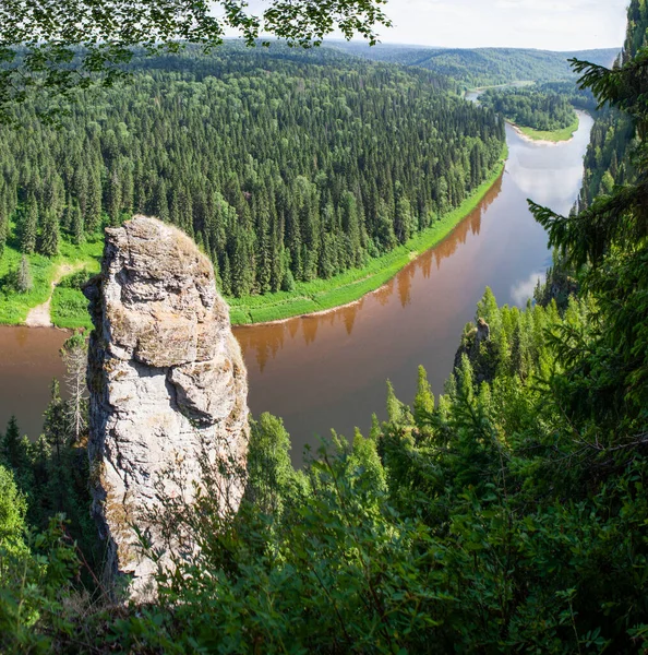 Usva Nehri Bakan Resmedilmiş Şeytan Parmağı Kayası Massif Usvinskie Sütunları — Stok fotoğraf