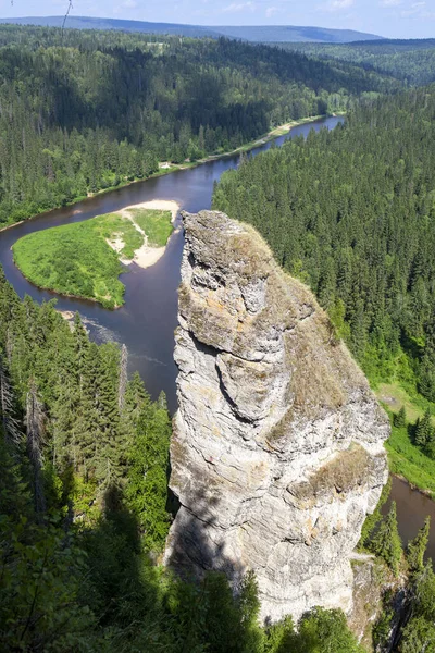 Usva Nehri Bakan Resmedilmiş Şeytan Parmağı Kayası Massif Usvinskie Sütunları — Stok fotoğraf