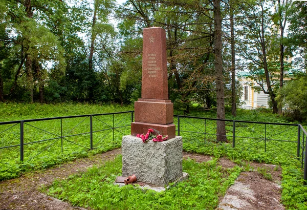 纪念在内战中阵亡的红军战士的纪念碑 Gostilitsy村 罗蒙诺索夫区列宁格勒地区俄罗斯 2021年8月14日 — 图库照片