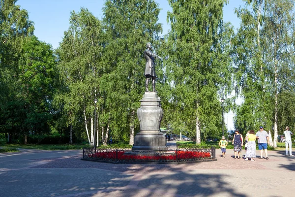 ピーター1世への記念碑 1873年 ペトロザヴォドスク カレリア共和国 ロシアだ 2021年7月10日 — ストック写真