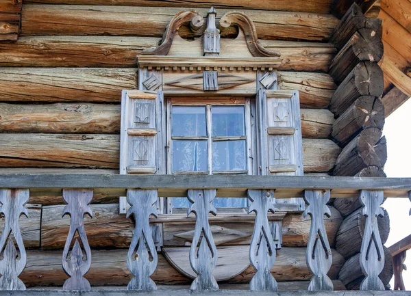 플래트 전통적 러시아 조각으로 장식되어 소작농들의 카렐리야 공화국 러시아 2021 — 스톡 사진