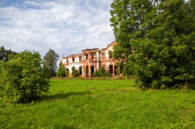 Potemkin 'in sarayının kalıntıları. Gostilitsa Malikanesi. Gostilitsy köyü. Lomonosov bölgesi. Leningrad bölgesi. - Rusya. 14 Ağustos 2021