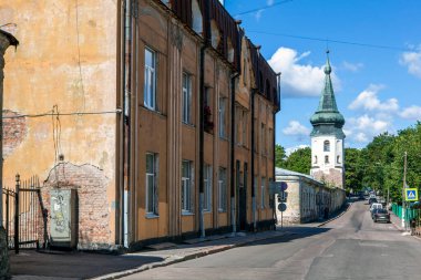 Tarih Merkezi. 18. yüzyıl topçu kışlası ve belediye kulesi (1470). Vyborg. Leningrad bölgesi. - Rusya. 04 Ağustos 2021