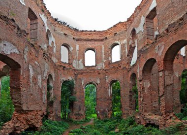 Potemkin 'in sarayının kalıntıları. İçeriden. Gostilitsa Malikanesi. Gostilitsy köyü. Lomonosov bölgesi. Leningrad bölgesi. - Rusya. 14 Ağustos 2021