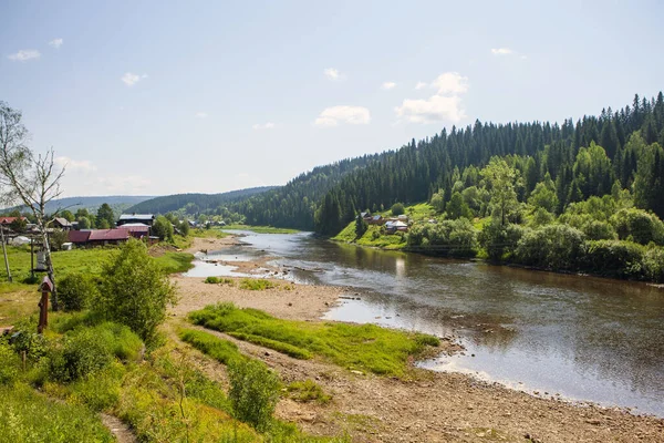 Usva Nehri 'nin pitoresk kıyısında. Usva köyü. Perma Bölgesi. - Rusya. 22 Haziran 2021