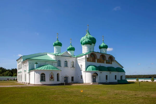 Şekil değiştirme Katedrali ve Azizler Kilisesi Zechariah ve Elizabeth. Kutsal Üçlü Alexander-Svirsky Manastırı. Preobrazhenskaya kısmı. Staraya Sloboda köyü. Lodeynopolsky bölgesinde. Leningrad bölgesi. - Rusya. 12 Temmuz 2021