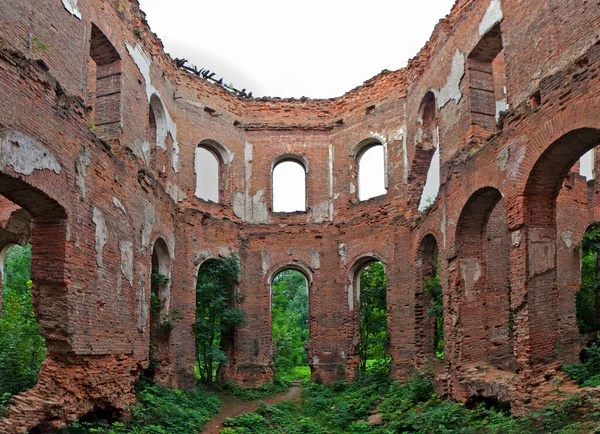 Potemkin 'in sarayının kalıntıları. İçeriden. Gostilitsa Malikanesi. Gostilitsy köyü. Lomonosov bölgesi. Leningrad bölgesi. - Rusya. 14 Ağustos 2021