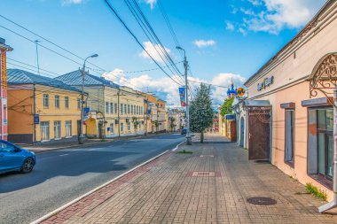 KALUGA, RUSSIA - EYLÜL 05, 2021: Şehrin tarihi bölümünün fotoğrafı. Lenin Caddesi (Bolshaya Nikitskaya).