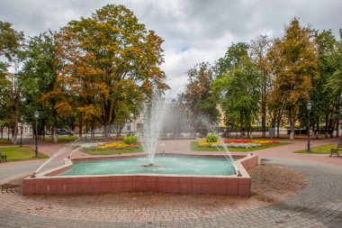 Beş köşeli yıldız şeklinde bir çeşme, V.I. 'ın adını taşıyan parkta. Lenin. Kaluga. Rusya